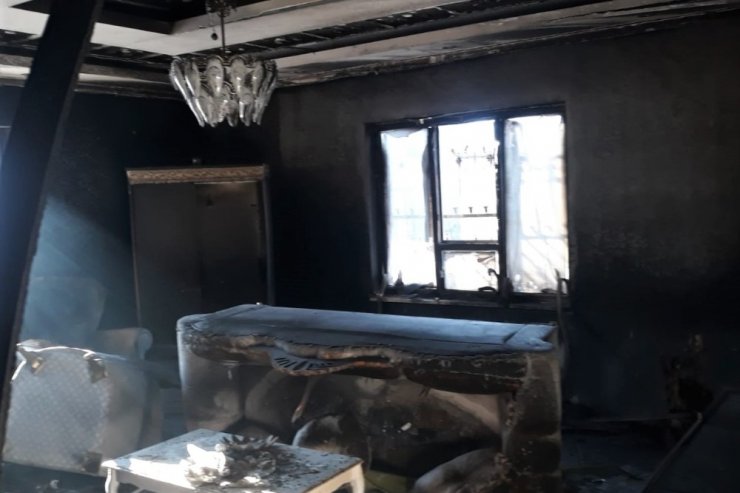 Kış günü evleri yanan aile yardım eli bekliyor