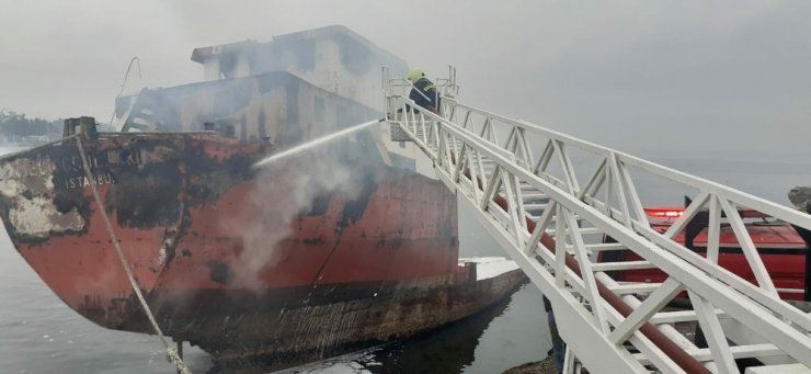 Kuru yük gemisi alev alev yandı