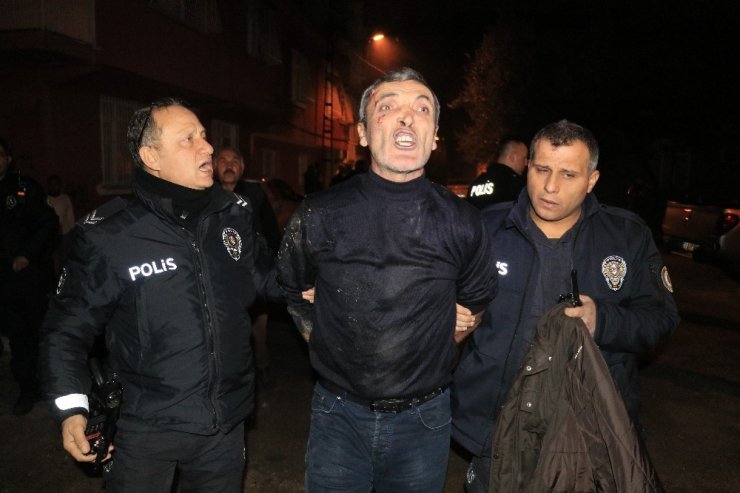 Sokak ortasında karısını dövdü sonra evlerini ateşe verdi
