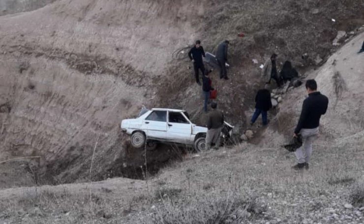 El freni çekilmeyen otomobil şarampole yuvarlandı