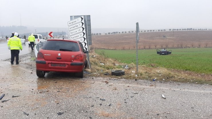 İki otomobil çarpıştı: 1 ölü, 3 yaralı