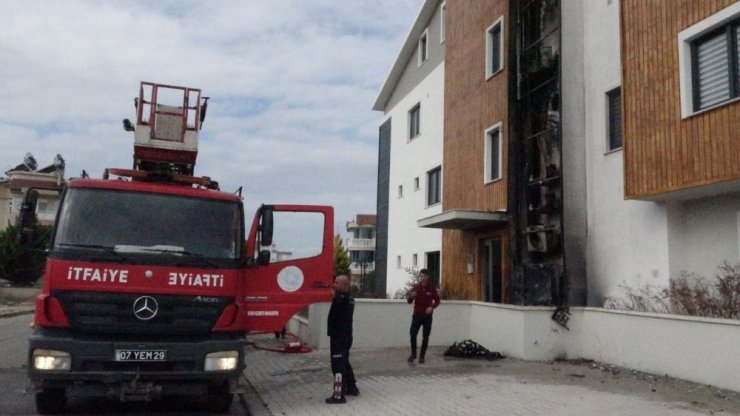 Klima ünitesinde çıkan yangın turistleri korkuttu