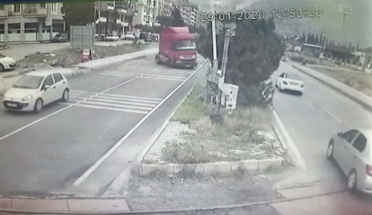 Tırın otomobili biçtiği anının görüntüleri ortaya çıktı