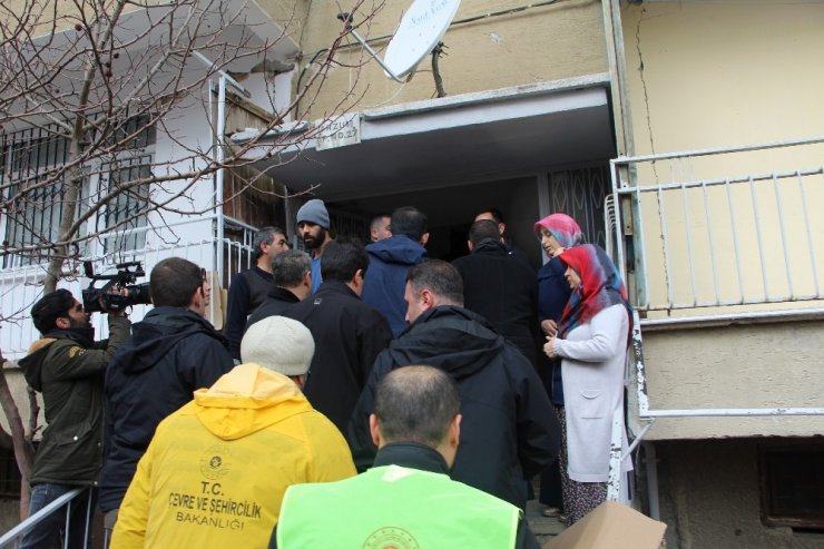 Bakan Kurum, depremde hasar gören mahallelerde incelemede bulunuyor