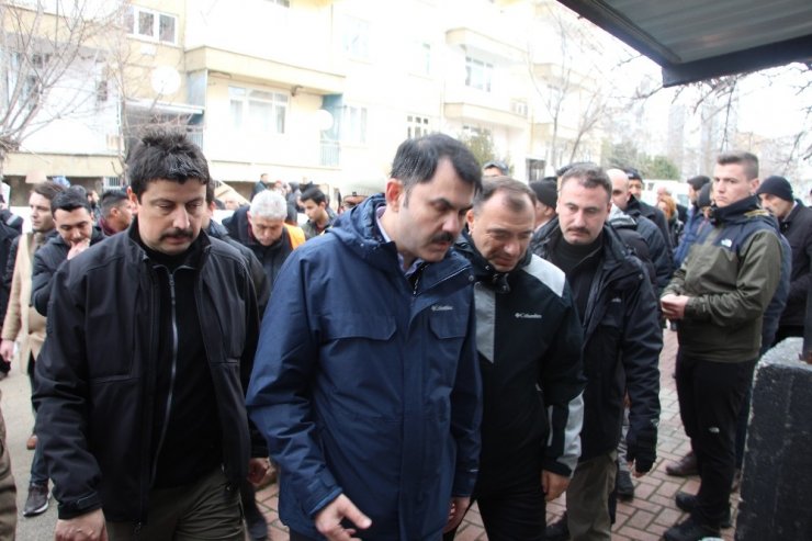 Bakan Kurum, depremde hasar gören mahallelerde incelemede bulunuyor