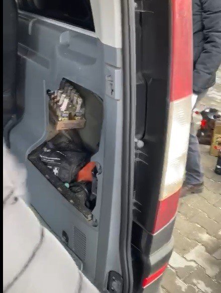 Yurt dışından Çanakkale’ye gelen 2 araçtan çok sayıda gümrük kaçağı ürün çıktı