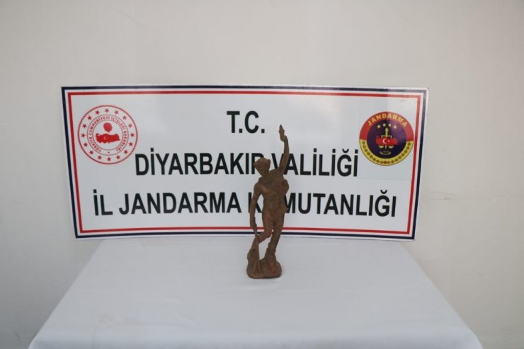Roma dönemine ait heykeli satmak isterken yakalandılar
