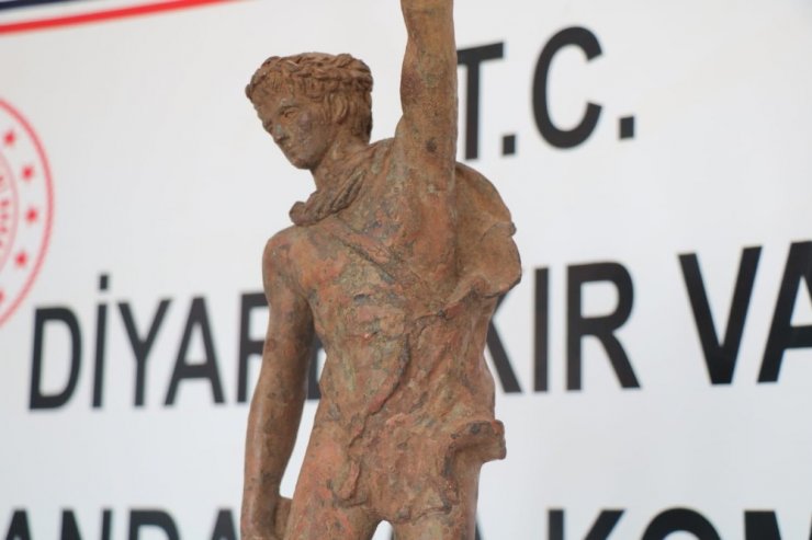 Roma dönemine ait heykeli satmak isterken yakalandılar