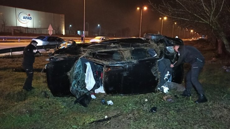 Yağış nedeniyle kayganlaşan yolda otomobil metrelerce takla attı