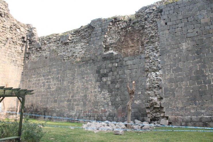 Elazığ depremi, UNESCO Dünya Mirası Listesi’nde bulunan surları da etkiledi