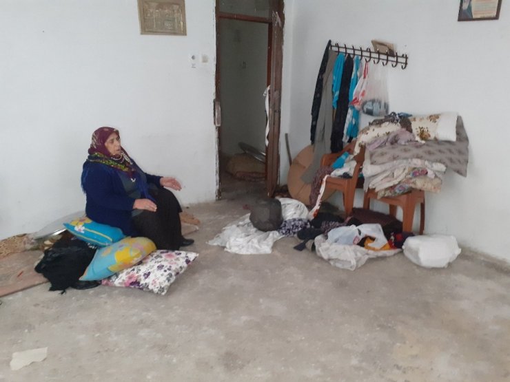 Hırsızlar 2 katlı evi soyup soğana çevirdiler