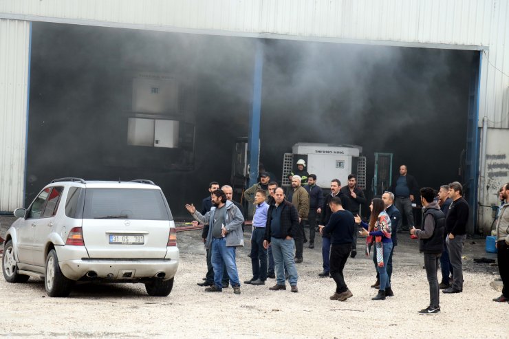 Hatay'da taşıtlara soğutma sistemi takılan işletmede yangın: 2 yaralı