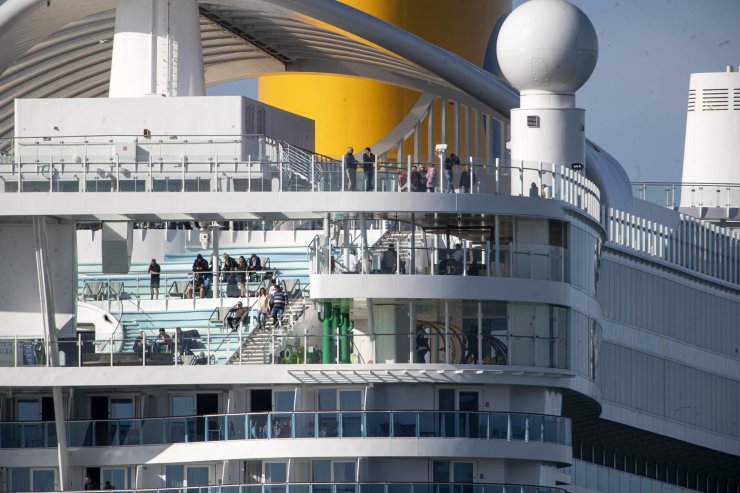 İtalya'da yeni tip koronavirüs şüphesiyle yolcu gemisi karantinaya alındı