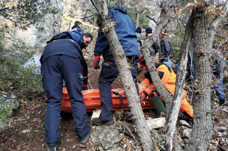 Kaybolan keçilerini ararken uçurumdan düşerek öldü