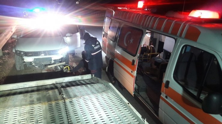 Aniden yola çıkan domuza otomobil çarptı