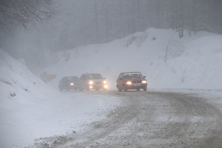 Kütahya'da kar yağışı ve sis ulaşımı olumsuz etkiliyor