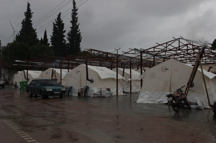 Manisa’daki depremzedeler yağmura rağmen çadırlarda yaşamlarını sürdürüyor