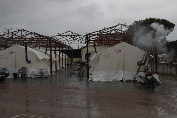 Manisa’daki depremzedeler yağmura rağmen çadırlarda yaşamlarını sürdürüyor