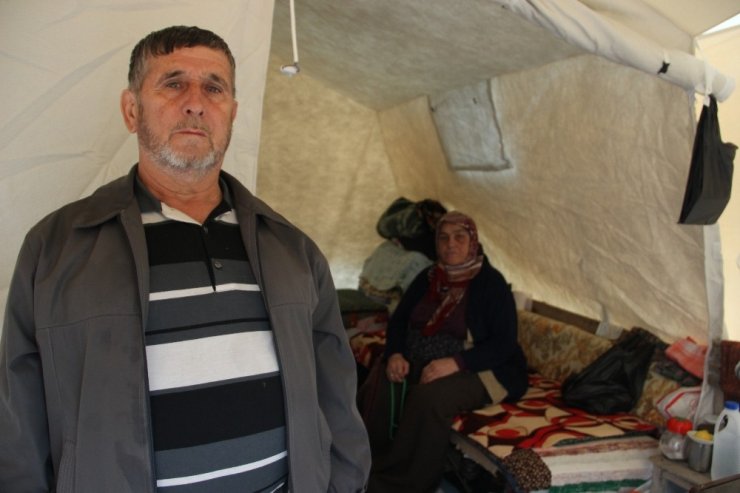 Manisa’daki depremzedeler yağmura rağmen çadırlarda yaşamlarını sürdürüyor