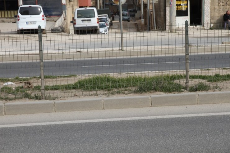 Ölümlü kazaların yaşandığı çevre yolunda çitlere zarar veren şahıs kameralara yakalandı
