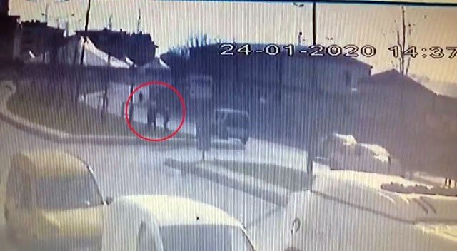 Bıçaklı şahsın polise saldırdığı anlar kamerada