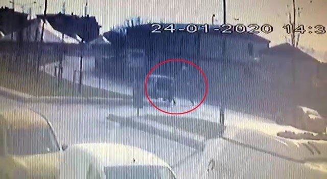 Bıçaklı şahsın polise saldırdığı anlar kamerada
