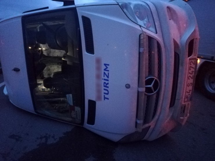 Sakarya’da servis minibüsleri çarpıştı: 2 yaralı
