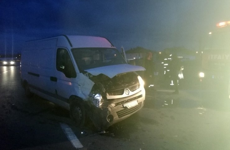 Sakarya’da servis minibüsleri çarpıştı: 2 yaralı