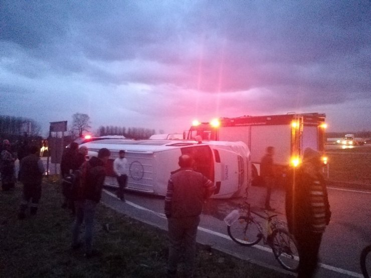 Sakarya’da servis minibüsleri çarpıştı: 2 yaralı