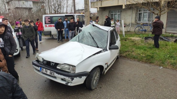 Otomobil direğe çarptı: 1 yaralı