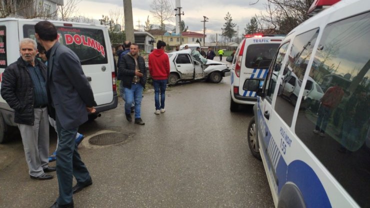 Otomobil direğe çarptı: 1 yaralı