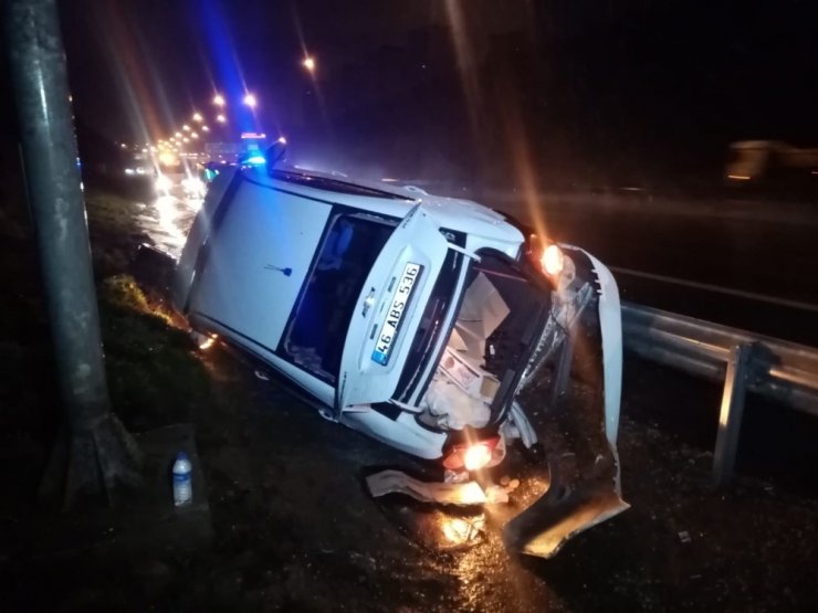 TEM Otoyolunda otomobil yoldan çıktı: 2 kişi yaralandı