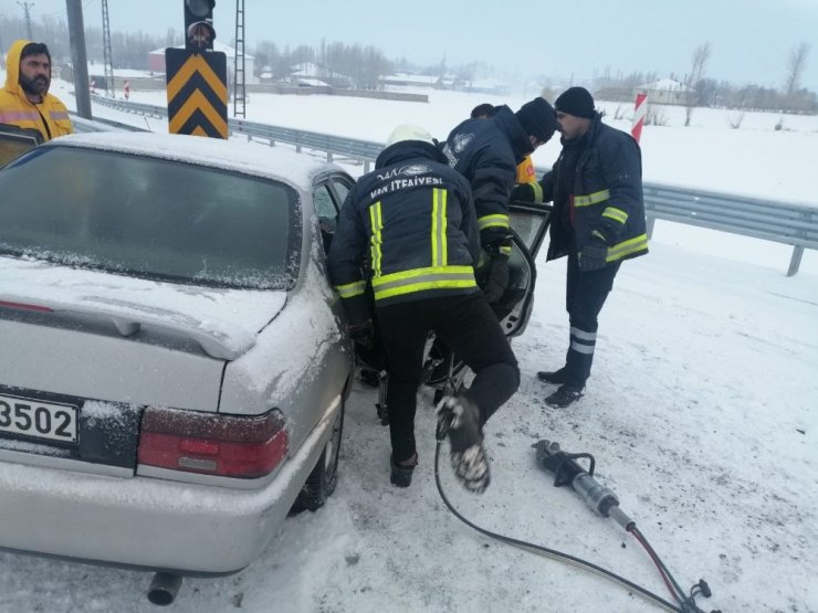 Muradiye’de trafik kazası; 4 yaralı
