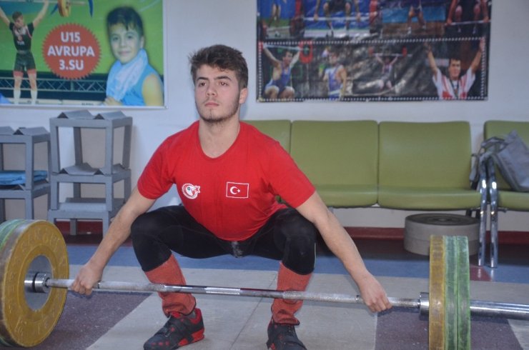 Yaşı 17, kazandığı madalya 27