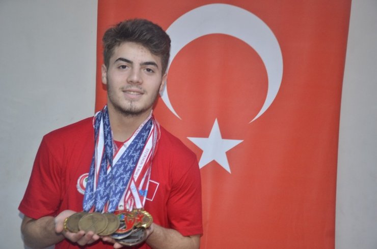 Yaşı 17, kazandığı madalya 27