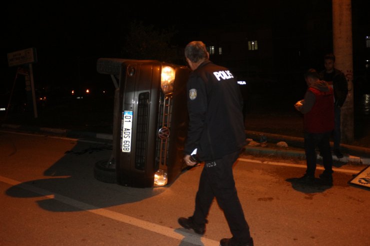 Adana'da otomobil ile hafif ticari araç çarpıştı: 2 yaralı