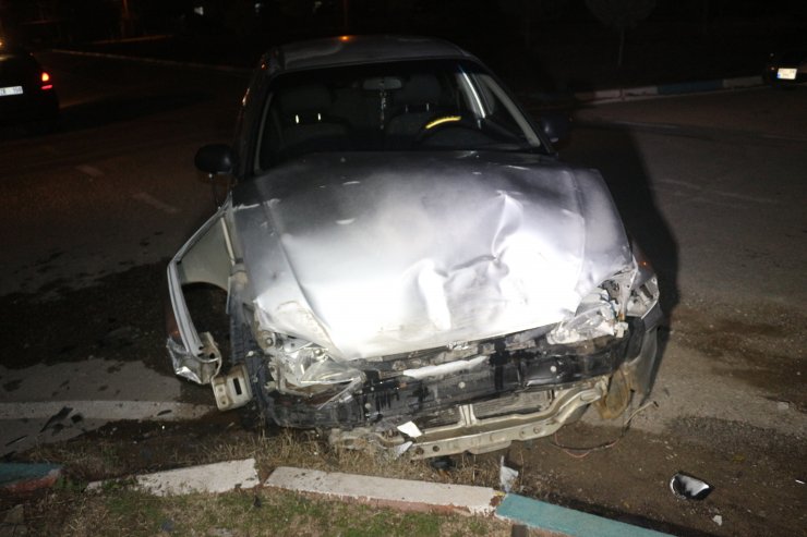 Adana'da otomobil ile hafif ticari araç çarpıştı: 2 yaralı