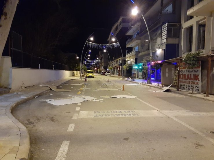 Antalya’da fırtına ağacı kökünden söktü, taksilere zarar verdi