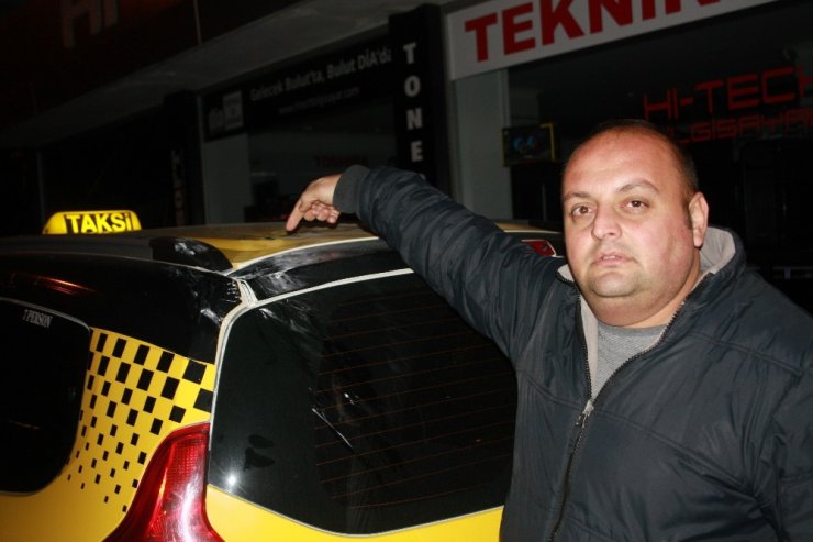 Antalya’da fırtına ağacı kökünden söktü, taksilere zarar verdi