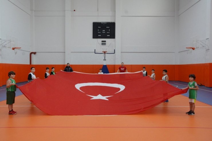 Manisa BBSK’lı sporculardan Yunan vekile bayraklı tepki