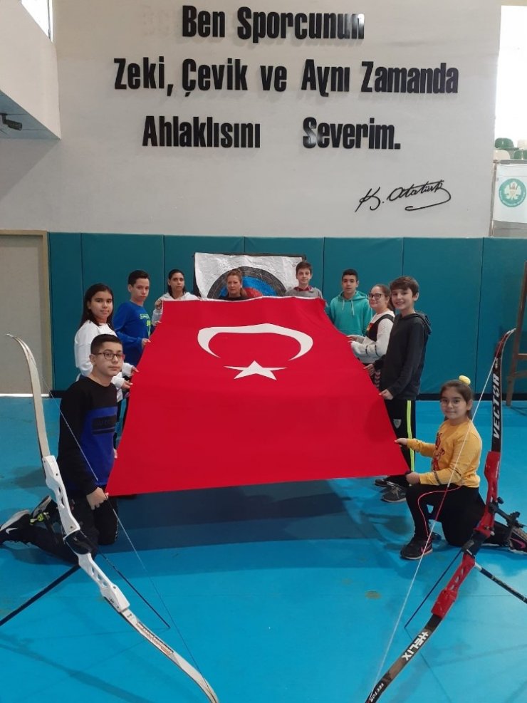 Manisa BBSK’lı sporculardan Yunan vekile bayraklı tepki