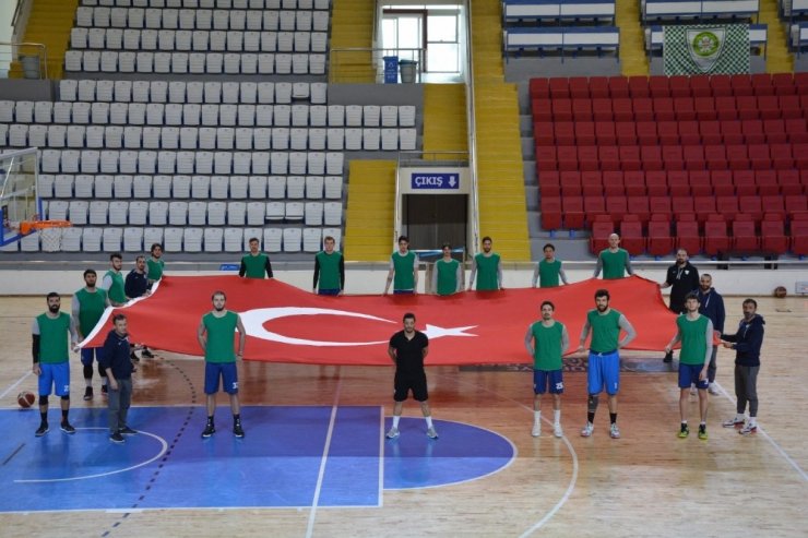 Manisa BBSK’lı sporculardan Yunan vekile bayraklı tepki