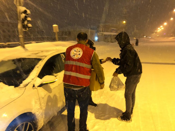 Bitlis'te kar yüzünden yolda kalanlara kumanya dağıtıldı
