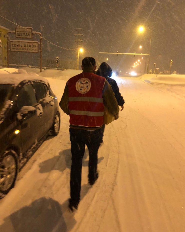 Bitlis'te kar yüzünden yolda kalanlara kumanya dağıtıldı
