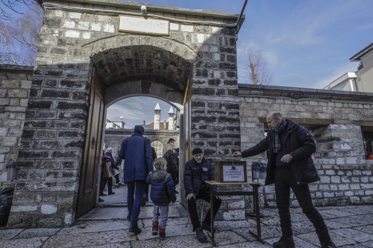 Bosna Hersek'teki tüm camilerde Türkiye'deki depremzedelere yardım toplandı