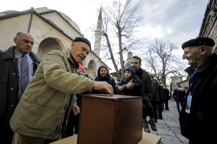 Bosna Hersek'teki tüm camilerde Türkiye'deki depremzedelere yardım toplandı