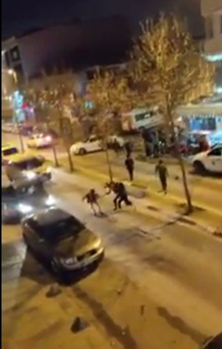 Çekmeköy’de ortalığın savaş alanına döndüğü kavga kamerada