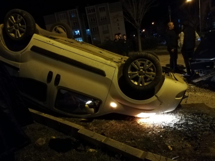 Çarpışmanın etkisiyle savrulan araç yoldan çıkıp takla attı
