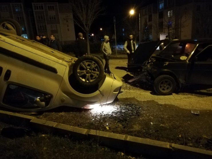 Çarpışmanın etkisiyle savrulan araç yoldan çıkıp takla attı