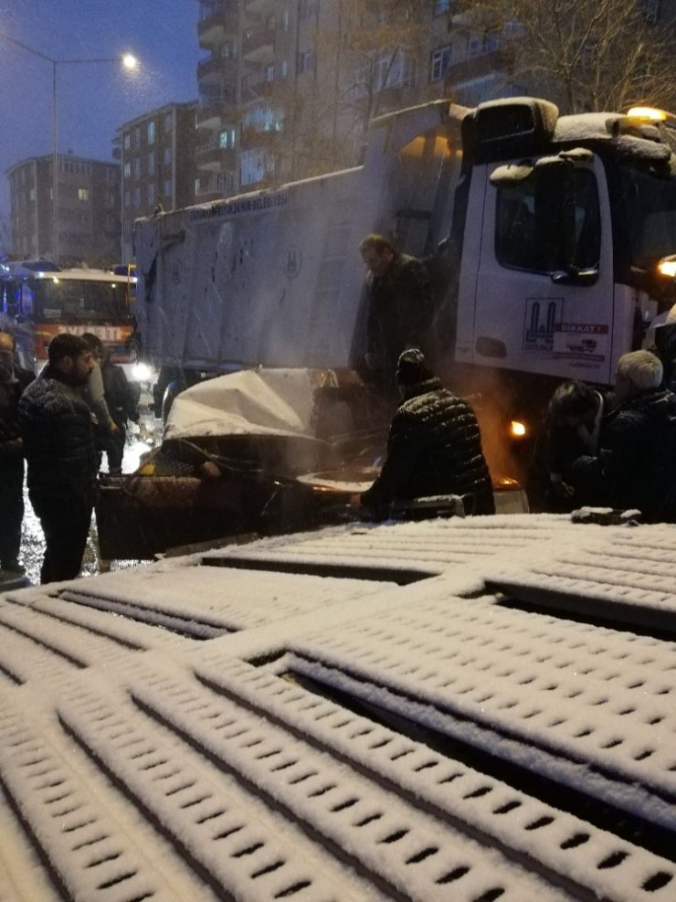 Kar temizleme aracı ile ticari araç çarpıştı: 1 yaralı